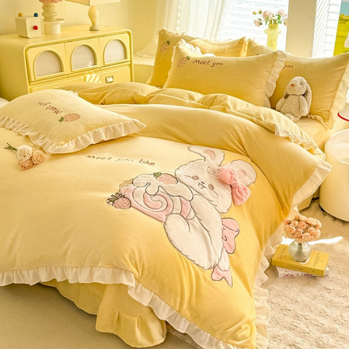 91家纺网 家纺一手货源 找家纺 漫布云2025秋冬新品大版卡通230g牛奶绒兔毛贴布绣婴儿绒四件套--可爱兔系列   可爱兔-暖黄 