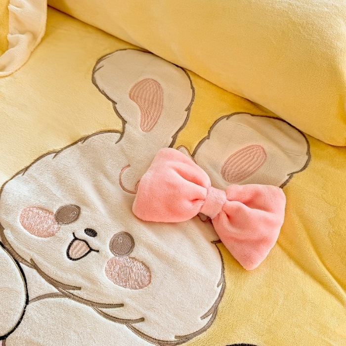 91家纺网 家纺一手货源 找家纺 漫布云2025秋冬新品大版卡通230g牛奶绒兔毛贴布绣婴儿绒四件套--可爱兔系列   可爱兔-暖黄 