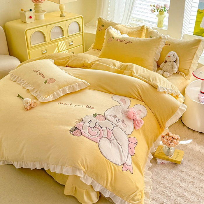 91家纺网 家纺一手货源 找家纺 漫布云2025秋冬新品大版卡通230g牛奶绒兔毛贴布绣婴儿绒四件套--可爱兔系列   可爱兔-暖黄 