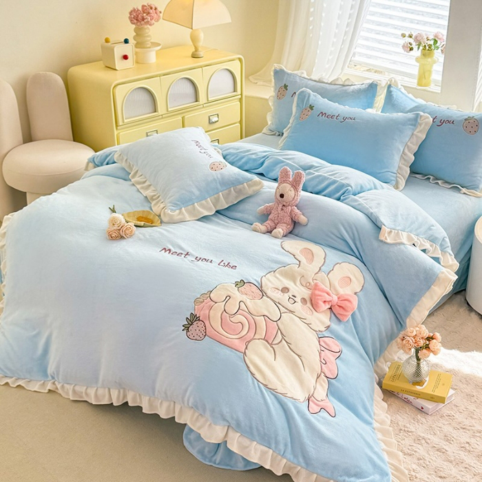 91家纺网 家纺一手货源 找家纺 漫布云2025秋冬新品大版卡通230g牛奶绒兔毛贴布绣婴儿绒四件套--可爱兔系列   可爱兔-婴儿蓝  