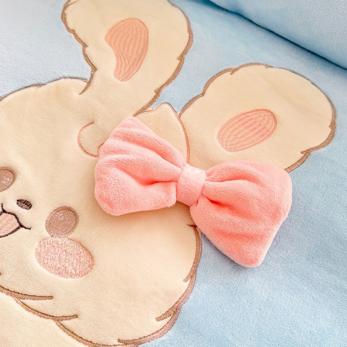 91家纺网 家纺一手货源 找家纺 漫布云2025秋冬新品大版卡通230g牛奶绒兔毛贴布绣婴儿绒四件套--可爱兔系列   可爱兔-婴儿蓝  