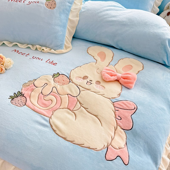 91家纺网 家纺一手货源 找家纺 漫布云2025秋冬新品大版卡通230g牛奶绒兔毛贴布绣婴儿绒四件套--可爱兔系列   可爱兔-婴儿蓝  