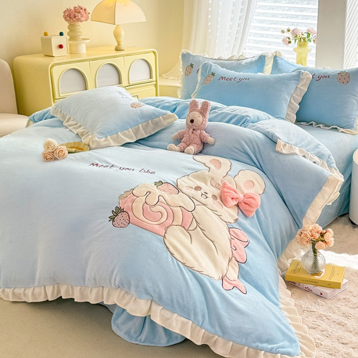 91家纺网 家纺一手货源 找家纺 漫布云2025秋冬新品大版卡通230g牛奶绒兔毛贴布绣婴儿绒四件套--可爱兔系列   可爱兔-婴儿蓝  