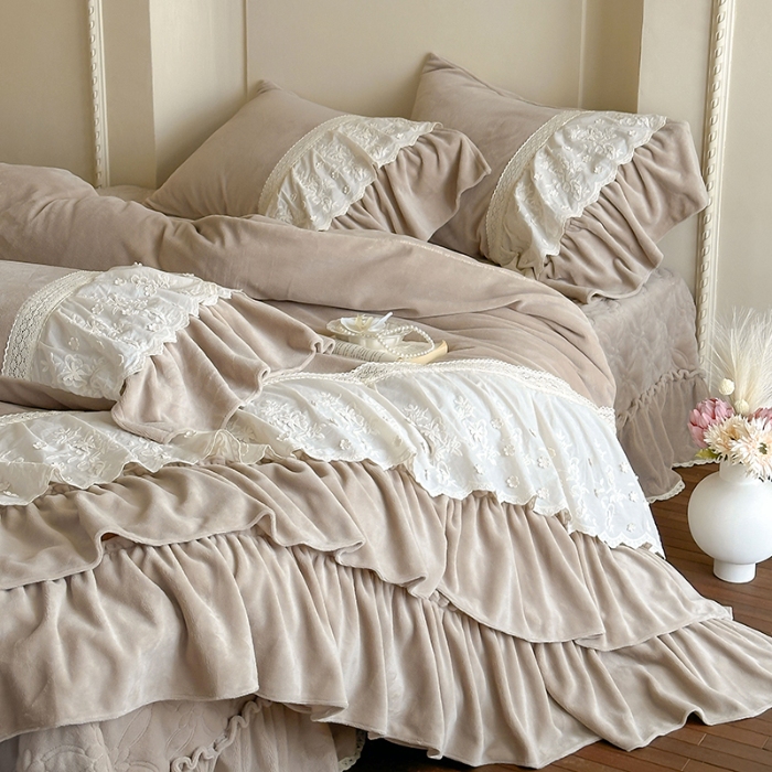 91家纺网 家纺一手货源 找家纺 惯盈家纺 2025新款秋冬A类牛奶绒浮雕刺绣法式公主裙床裙款床盖款四件套-里约油画(含买家秀） 卡其