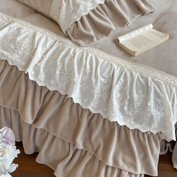 91家纺网 家纺一手货源 找家纺 惯盈家纺 2025新款秋冬A类牛奶绒浮雕刺绣法式公主裙床裙款床盖款四件套-里约油画(含买家秀） 卡其