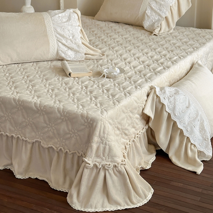 91家纺网 家纺一手货源 找家纺 惯盈家纺 2025新款秋冬A类牛奶绒浮雕刺绣法式公主裙床盖床裙四件套-里约油画(含买家秀） 奶杏