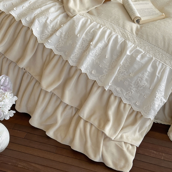 91家纺网 家纺一手货源 找家纺 惯盈家纺 2025新款秋冬A类牛奶绒浮雕刺绣法式公主裙床盖床裙四件套-里约油画(含买家秀） 奶杏