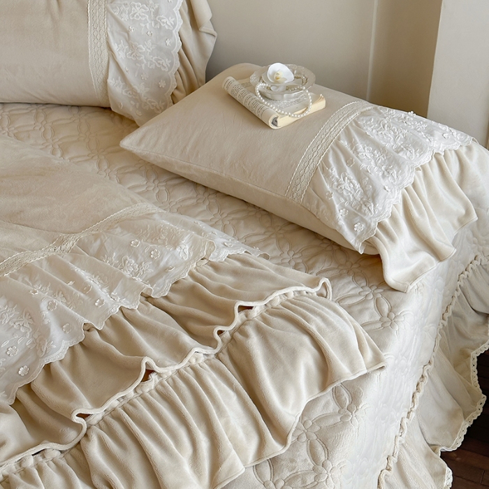 91家纺网 家纺一手货源 找家纺 惯盈家纺 2025新款秋冬A类牛奶绒浮雕刺绣法式公主裙床盖床裙四件套-里约油画(含买家秀） 奶杏