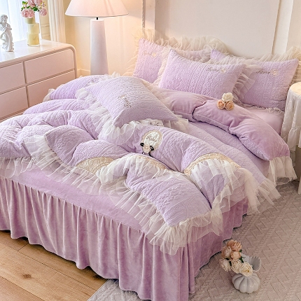 91家纺网 家纺一手货源 找家纺 （总）2025漫布云家纺360g全消光牛奶绒工艺款蕾丝盘花立体雕花绒牛奶绒四件套刺绣绣花套件