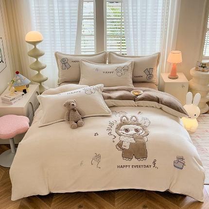 91家纺网 家纺一手货源 找家纺 （总）苏米娜家纺2025新款230g全消光大版卡通牛奶绒兔毛贴布绣花四件套可爱卡通男孩女孩法莱绒被套三件套