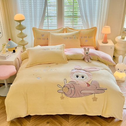 91家纺网 家纺一手货源 找家纺 （总）苏米娜家纺2025新款230g全消光大版卡通牛奶绒兔毛贴布绣花四件套可爱卡通男孩女孩法莱绒被套三件套