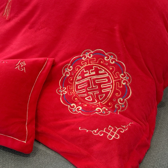 91家纺网 家纺一手货源 找家纺 苏米娜秋冬230g全消光牛奶绒四件套婚庆大红结婚牛奶绒床裙款四件套龙凤百子喜庆被套牛奶绒床盖款四件套 喜结连理