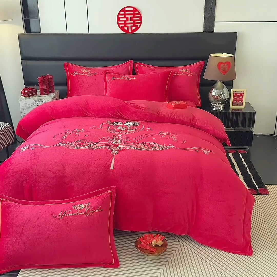 91家纺网 家纺一手货源 找家纺 苏米娜秋冬230g全消光牛奶绒四件套婚庆大红结婚牛奶绒床裙款四件套龙凤百子喜庆被套牛奶绒床盖款四件套 甜蜜蜜