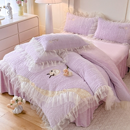 91家纺网 家纺一手货源 找家纺 2025苏米娜家纺360g全消光牛奶绒工艺款蕾丝盘花立体雕花绒牛奶绒四件套刺绣绣花套件