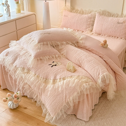 91家纺网 家纺一手货源 找家纺 2025苏米娜家纺360g全消光牛奶绒工艺款蕾丝盘花立体雕花绒牛奶绒四件套刺绣绣花套件