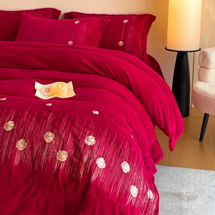 91家纺网 家纺一手货源 找家纺 （总）控价 2025新款 床盖款240克全消光A类刺绣牛奶绒四件套-玫瑰情缘