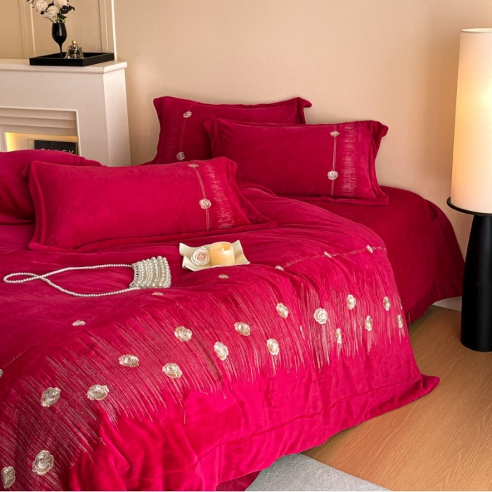91家纺网 家纺一手货源 找家纺 （总）控价 2025新款 床盖款240克全消光A类刺绣牛奶绒四件套-玫瑰情缘