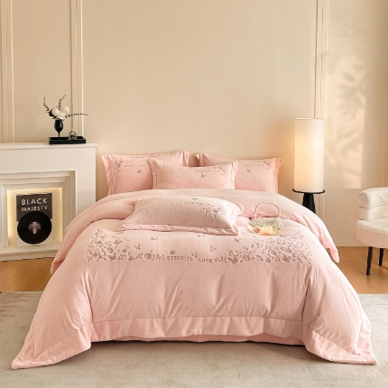 91家纺网 家纺一手货源 找家纺 （总）控价 2025新款 床盖款240克全消光A类刺绣牛奶绒四件套-浮生若梦