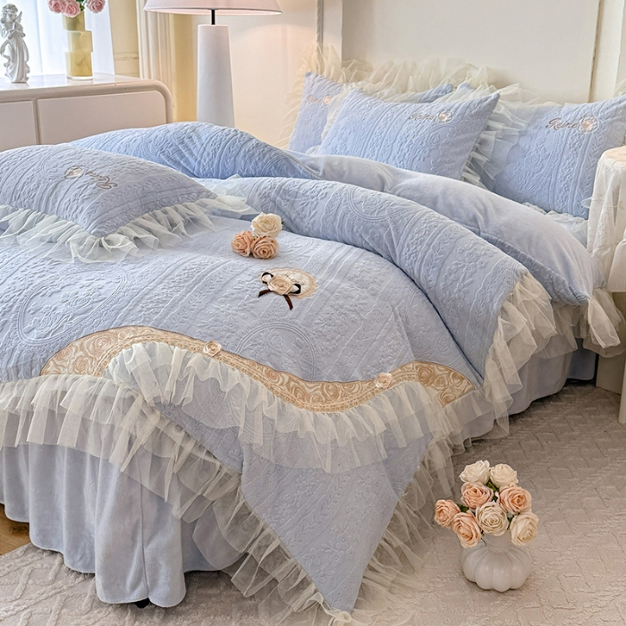 91家纺网 家纺一手货源 找家纺 （总）2025漫布云纺360g全消光牛奶绒工艺款蕾丝盘花立体雕花绒牛奶绒四件套刺绣绣花套件