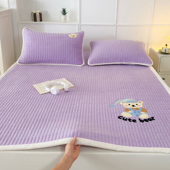 91家纺网 家纺一手货源 找家纺 2025A类牛奶绒绣花夹棉床盖 床垫床褥榻榻米薄垫子冬季加绒毛毯加绒法莱绒床单盖毯绣花枕套单品三件套