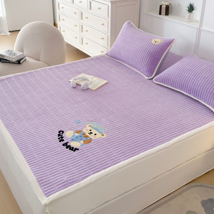 91家纺网 家纺一手货源 找家纺 2025A类牛奶绒绣花夹棉床盖 床垫床褥榻榻米薄垫子冬季加绒毛毯加绒法莱绒床单盖毯绣花枕套单品三件套