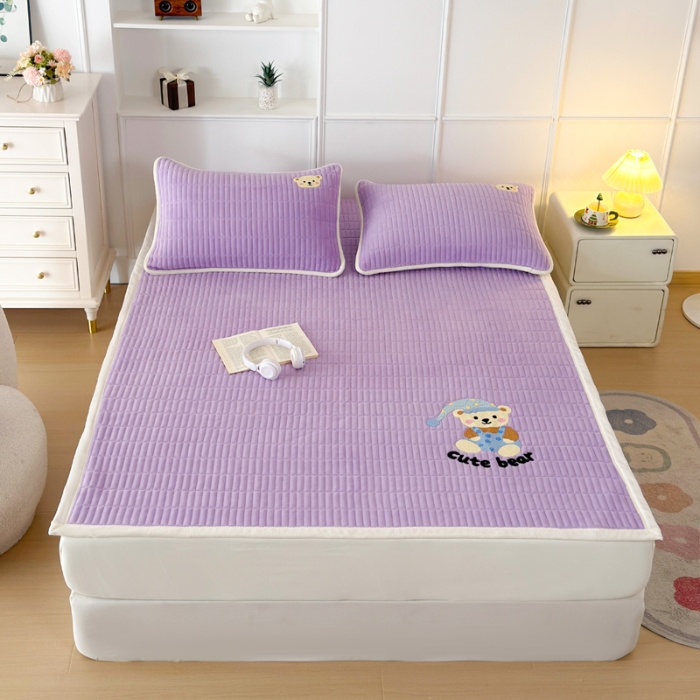 91家纺网 家纺一手货源 找家纺 2025A类牛奶绒绣花夹棉床盖 床垫床褥榻榻米薄垫子冬季加绒毛毯加绒法莱绒床单盖毯绣花枕套单品三件套