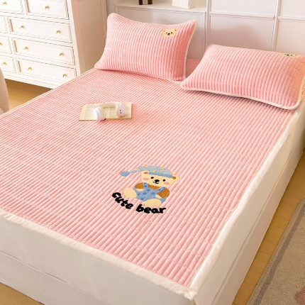 91家纺网 家纺一手货源 找家纺 2025A类牛奶绒绣花夹棉床盖 床垫床褥榻榻米薄垫子冬季加绒毛毯加绒法莱绒床单盖毯绣花枕套单品三件套