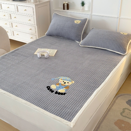 91家纺网 家纺一手货源 找家纺 2025A类牛奶绒绣花夹棉床盖 床垫床褥榻榻米薄垫子冬季加绒毛毯加绒法莱绒床单盖毯绣花枕套单品三件套