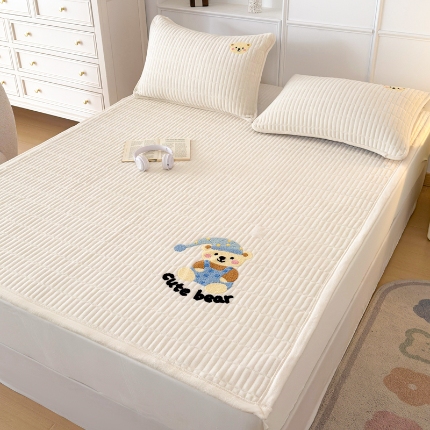 91家纺网 家纺一手货源 找家纺 2025A类牛奶绒绣花夹棉床盖 床垫床褥榻榻米薄垫子冬季加绒毛毯加绒法莱绒床单盖毯绣花枕套单品三件套