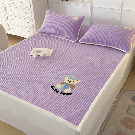 91家纺网 家纺一手货源 找家纺 2025A类牛奶绒绣花夹棉床盖 床垫床褥榻榻米薄垫子冬季加绒毛毯加绒法莱绒床单盖毯绣花枕套单品三件套