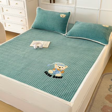 91家纺网 家纺一手货源 找家纺 2025A类牛奶绒绣花夹棉床盖 床垫床褥榻榻米薄垫子冬季加绒毛毯加绒法莱绒床单盖毯绣花枕套单品三件套