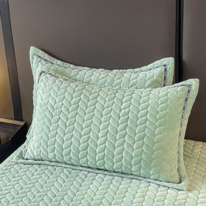 91家纺网 家纺一手货源 找家纺 （总）2025高克重简约压线织带款单床盖牛奶绒夹棉床盖三件套 立体雕花绒单被套加棉加厚纯色床盖四件套