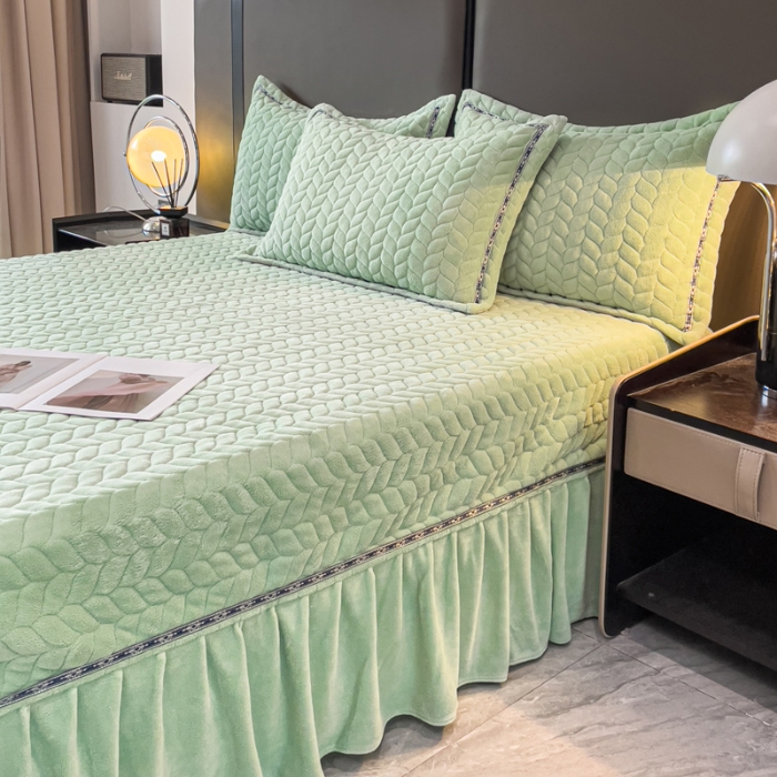 91家纺网 家纺一手货源 找家纺 （总）2025高克重简约压线织带款单床盖牛奶绒夹棉床盖三件套 立体雕花绒单被套加棉加厚纯色床盖四件套