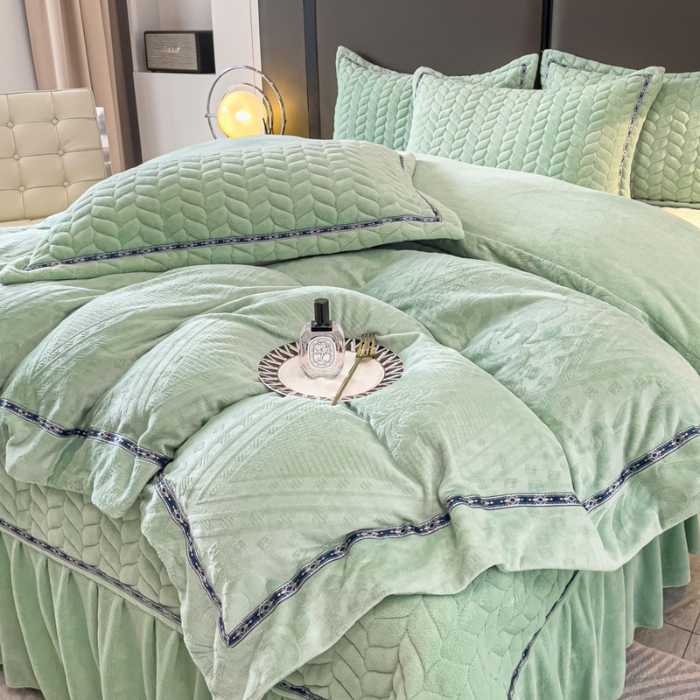 91家纺网 家纺一手货源 找家纺 （总）2025高克重简约压线织带款单床盖牛奶绒夹棉床盖三件套 立体雕花绒单被套加棉加厚纯色床盖四件套