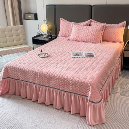 91家纺网 家纺一手货源 找家纺 （总）2025高克重简约压线织带款单床盖牛奶绒夹棉床盖三件套 立体雕花绒单被套加棉加厚纯色床盖四件套