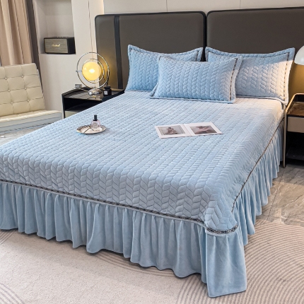 91家纺网 家纺一手货源 找家纺 （总）2025高克重简约压线织带款单床盖牛奶绒夹棉床盖三件套 立体雕花绒单被套加棉加厚纯色床盖四件套