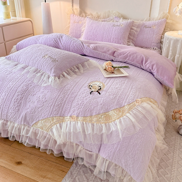 91家纺网 家纺一手货源 找家纺 2025漫布云纺360g全消光牛奶绒工艺款蕾丝盘花立体雕花绒牛奶绒四件套刺绣绣花套件 安琪-梦幻紫