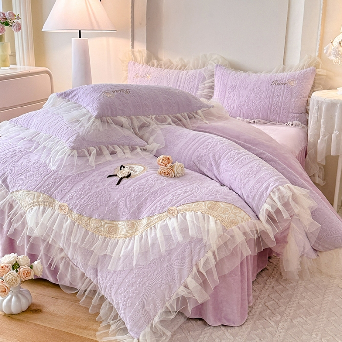 91家纺网 家纺一手货源 找家纺 2025漫布云纺360g全消光牛奶绒工艺款蕾丝盘花立体雕花绒牛奶绒四件套刺绣绣花套件 安琪-梦幻紫