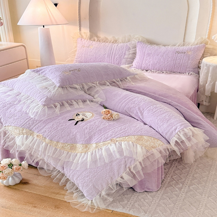 91家纺网 家纺一手货源 找家纺 2025漫布云纺360g全消光牛奶绒工艺款蕾丝盘花立体雕花绒牛奶绒四件套刺绣绣花套件 安琪-梦幻紫