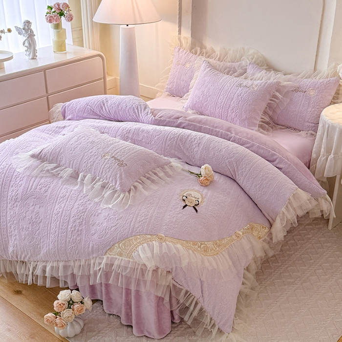 91家纺网 家纺一手货源 找家纺 2025漫布云纺360g全消光牛奶绒工艺款蕾丝盘花立体雕花绒牛奶绒四件套刺绣绣花套件 安琪-梦幻紫