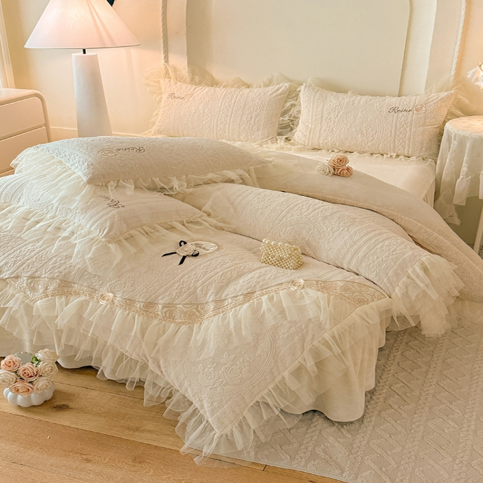 91家纺网 家纺一手货源 找家纺 2026漫布云纺360g全消光牛奶绒工艺款蕾丝盘花立体雕花绒牛奶绒四件套刺绣绣花套件 安琪-奶油白