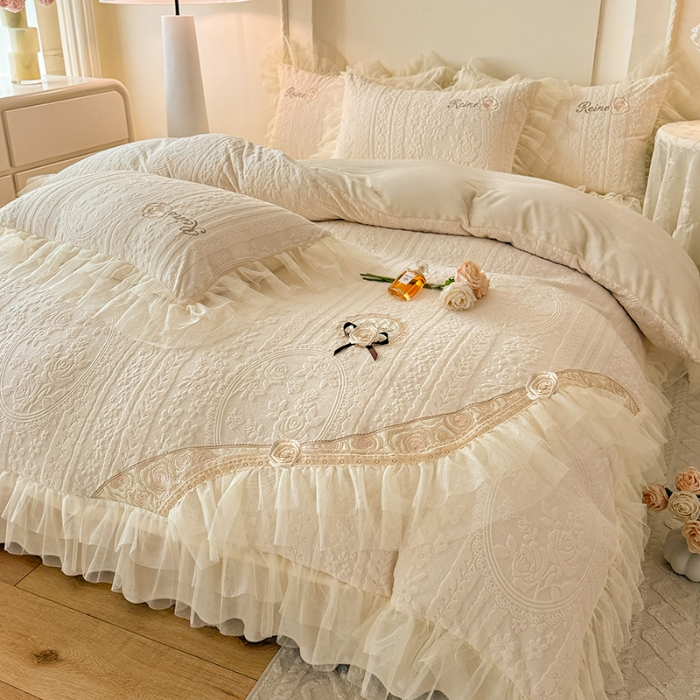 91家纺网 家纺一手货源 找家纺 2026漫布云纺360g全消光牛奶绒工艺款蕾丝盘花立体雕花绒牛奶绒四件套刺绣绣花套件 安琪-奶油白