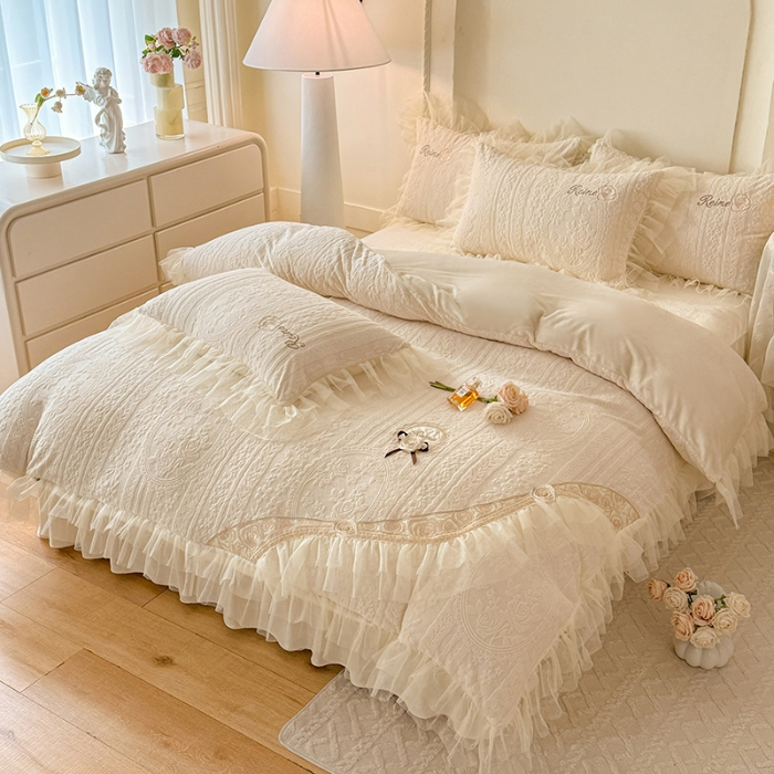 91家纺网 家纺一手货源 找家纺 2026漫布云纺360g全消光牛奶绒工艺款蕾丝盘花立体雕花绒牛奶绒四件套刺绣绣花套件 安琪-奶油白