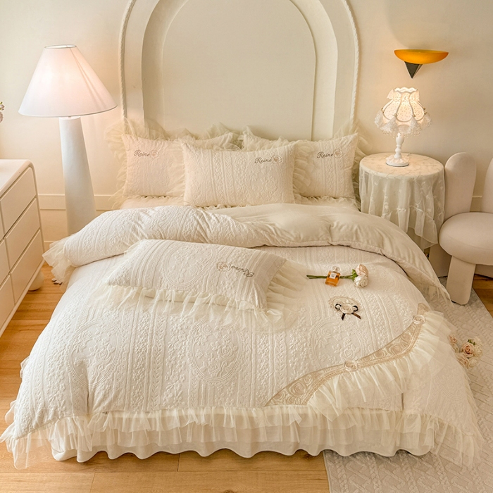 91家纺网 家纺一手货源 找家纺 2026漫布云纺360g全消光牛奶绒工艺款蕾丝盘花立体雕花绒牛奶绒四件套刺绣绣花套件 安琪-奶油白