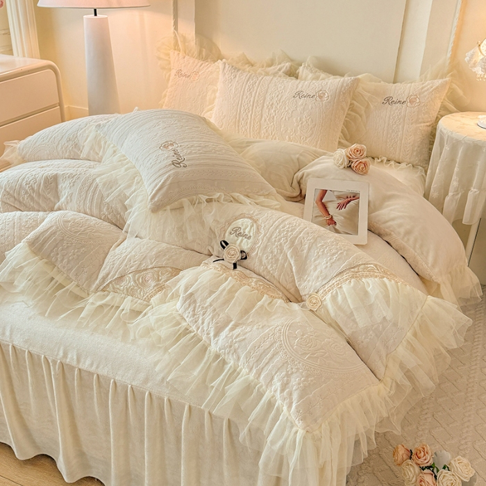 91家纺网 家纺一手货源 找家纺 2026漫布云纺360g全消光牛奶绒工艺款蕾丝盘花立体雕花绒牛奶绒四件套刺绣绣花套件 安琪-奶油白