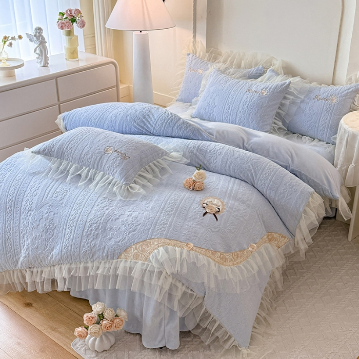 91家纺网 家纺一手货源 找家纺 2025漫布云纺360g全消光牛奶绒工艺款蕾丝盘花立体雕花绒牛奶绒四件套刺绣绣花套件  安琪-天空蓝 