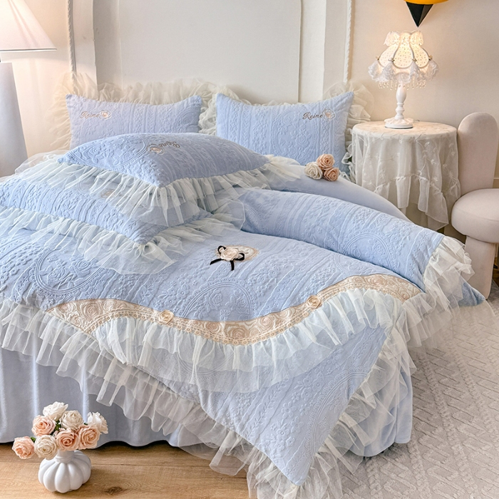 91家纺网 家纺一手货源 找家纺 2025漫布云纺360g全消光牛奶绒工艺款蕾丝盘花立体雕花绒牛奶绒四件套刺绣绣花套件  安琪-天空蓝 