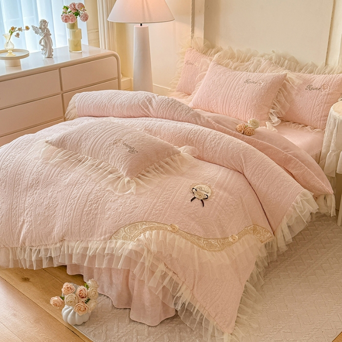 91家纺网 家纺一手货源 找家纺 2025漫布云纺360g全消光牛奶绒工艺款蕾丝盘花立体雕花绒牛奶绒四件套刺绣绣花套件 安琪-珍珠粉