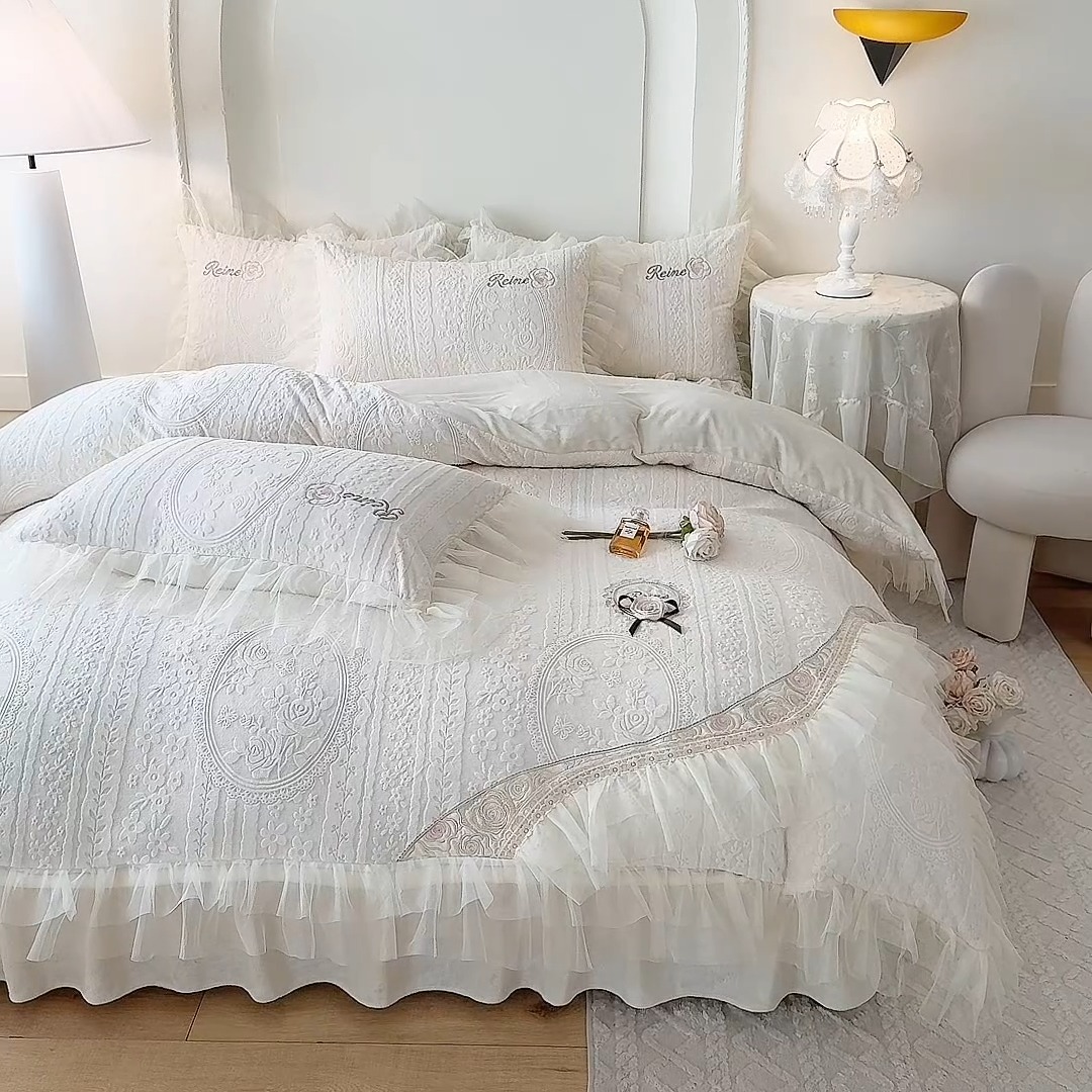 91家纺网 家纺一手货源 找家纺 2026漫布云纺360g全消光牛奶绒工艺款蕾丝盘花立体雕花绒牛奶绒四件套刺绣绣花套件 安琪-奶油白