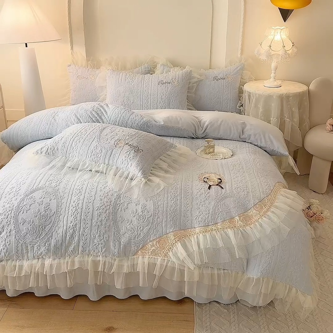 91家纺网 家纺一手货源 找家纺 2025漫布云纺360g全消光牛奶绒工艺款蕾丝盘花立体雕花绒牛奶绒四件套刺绣绣花套件  安琪-天空蓝 